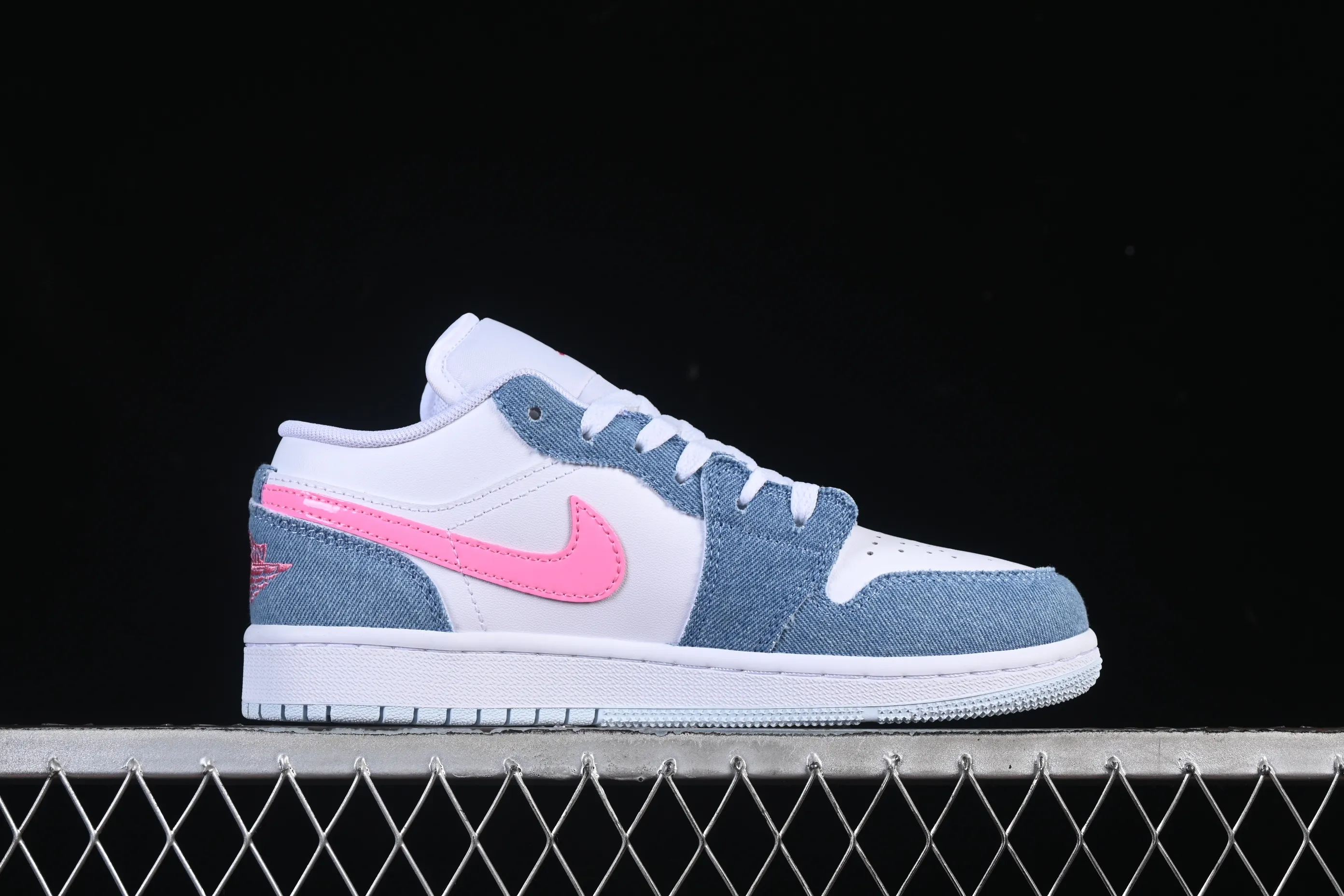 All categories Air Jordan Jordan series basketball shoes Air Jordan 1 Low Air Jordan 1 Low AJ1 Joe 1 white and blue denim pink diamond hook low-top casual sneakers HQ2001-400